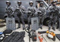 36D54CF000000578-3721270-The_heavily_armed_officers_carry_semi_automatic_rifles_hand_guns-a-98...jpg